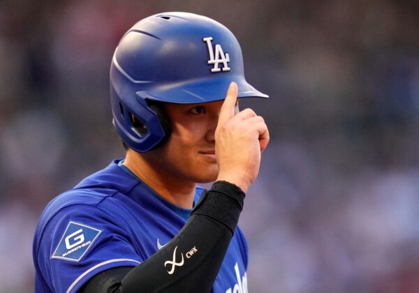 大谷翔平が古巣エンゼルスのメンバーにアイコンタクトで挨拶（写真・AP/アフロ）