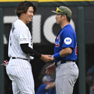 村上宗隆は試合前に鈴木誠也と旧交を温めた（写真：USA TODAY Network/アフロ）