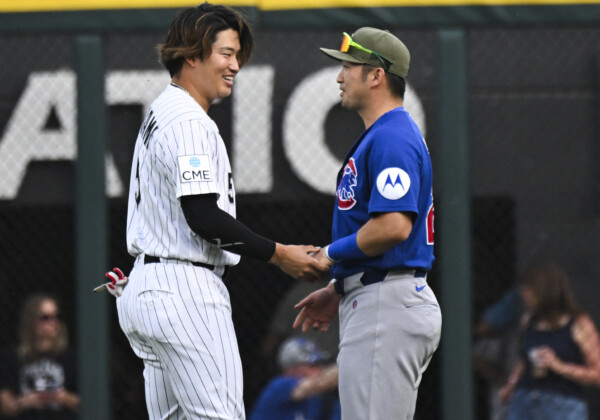 村上宗隆は試合前に鈴木誠也と旧交を温めた（写真：USA TODAY Network/アフロ）