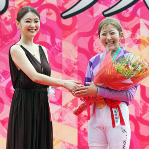 オークスを制してゲストプレゼンターの倉科カナ（左）に祝福される今村聖奈騎手（右）（写真・スポーツ報知/アフロ）