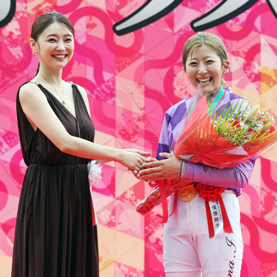 オークスを制してゲストプレゼンターの倉科カナ(左)に祝福される今村聖奈騎手(右)(写真・スポーツ報知/アフロ)