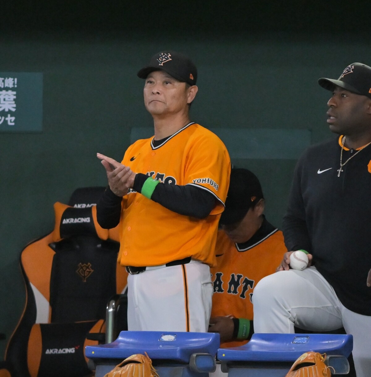 阿部監督の辞任を受けて監督代行となった橋上オフェンスチーフコーチが初勝利を手にした（写真・スポーツ報知/アフロ）