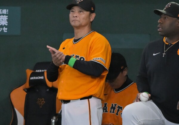 阿部監督の辞任を受けて監督代行となった橋上オフェンスチーフコーチが初勝利を手にした（写真・スポーツ報知/アフロ）
