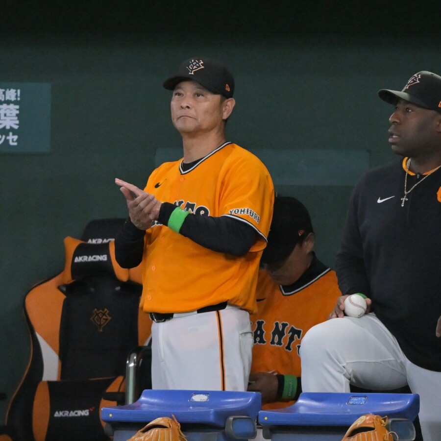 阿部監督の辞任を受けて監督代行となった橋上オフェンスチーフコーチが初勝利を手にした(写真・スポーツ報知/アフロ)