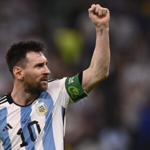 2022年のW杯でメッシは主将としてアルゼンチンを頂点へ導いた（写真・AP/アフロ）