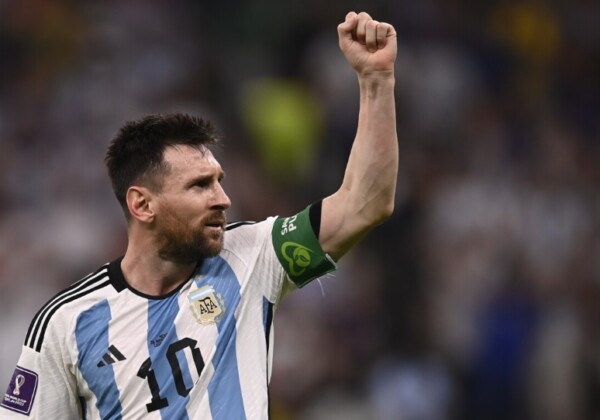 2022年のW杯でメッシは主将としてアルゼンチンを頂点へ導いた（写真・AP/アフロ）
