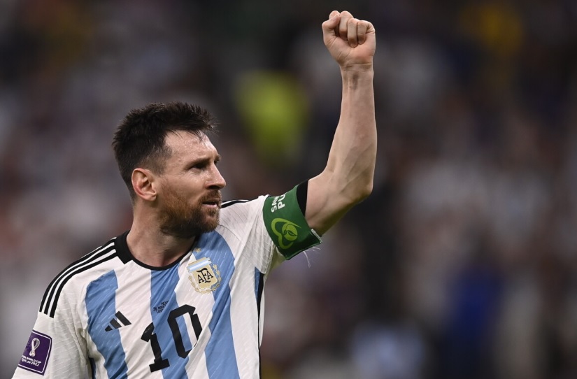 2022年のW杯でメッシは主将としてアルゼンチンを頂点へ導いた（写真・AP/アフロ）