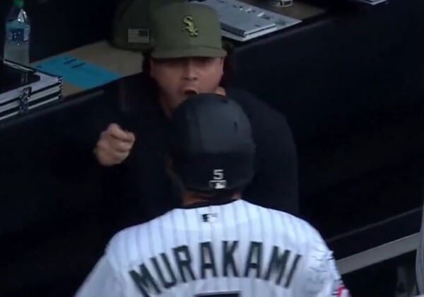 バジルが村上に謎の杖をつかって魔法をかけている（ホワイトソックス公式Ｘより）