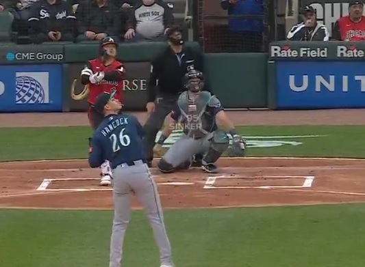 村上宗隆がジャッジに並ぶ15号（MLBJapan公式Ｘより）