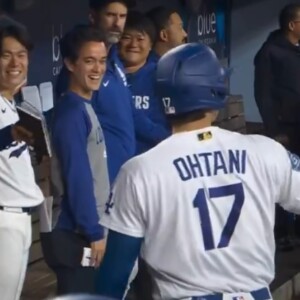 53打席ぶり一発の大谷がおどけてベンチでそのホームランボールを要求？！（ Chad Moriyama記者のＸより）