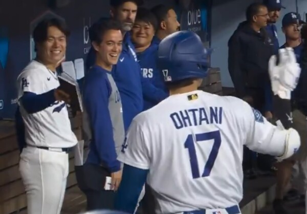 53打席ぶり一発の大谷がおどけてベンチでそのホームランボールを要求？！（ Chad Moriyama記者のＸより）