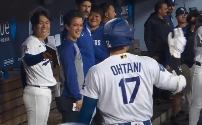 53打席ぶり一発の大谷がおどけてベンチでそのホームランボールを要求？！（ Chad Moriyama記者のＸより）
