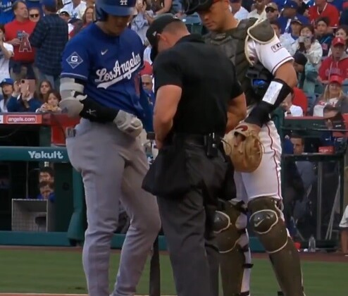 大谷が球審のベルト故障を心配そうにのぞきこむ（ピッチング忍者Ｘより）