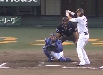 阪神のドラフト1位の立石がプロデビュー戦の第1打席の初球をヒットにした（DAZNベースボールより）