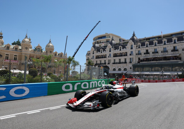 F1モナコのフリー走行1回目でハースが醜い仲間割れを起こした（写真・ロイター/アフロ）