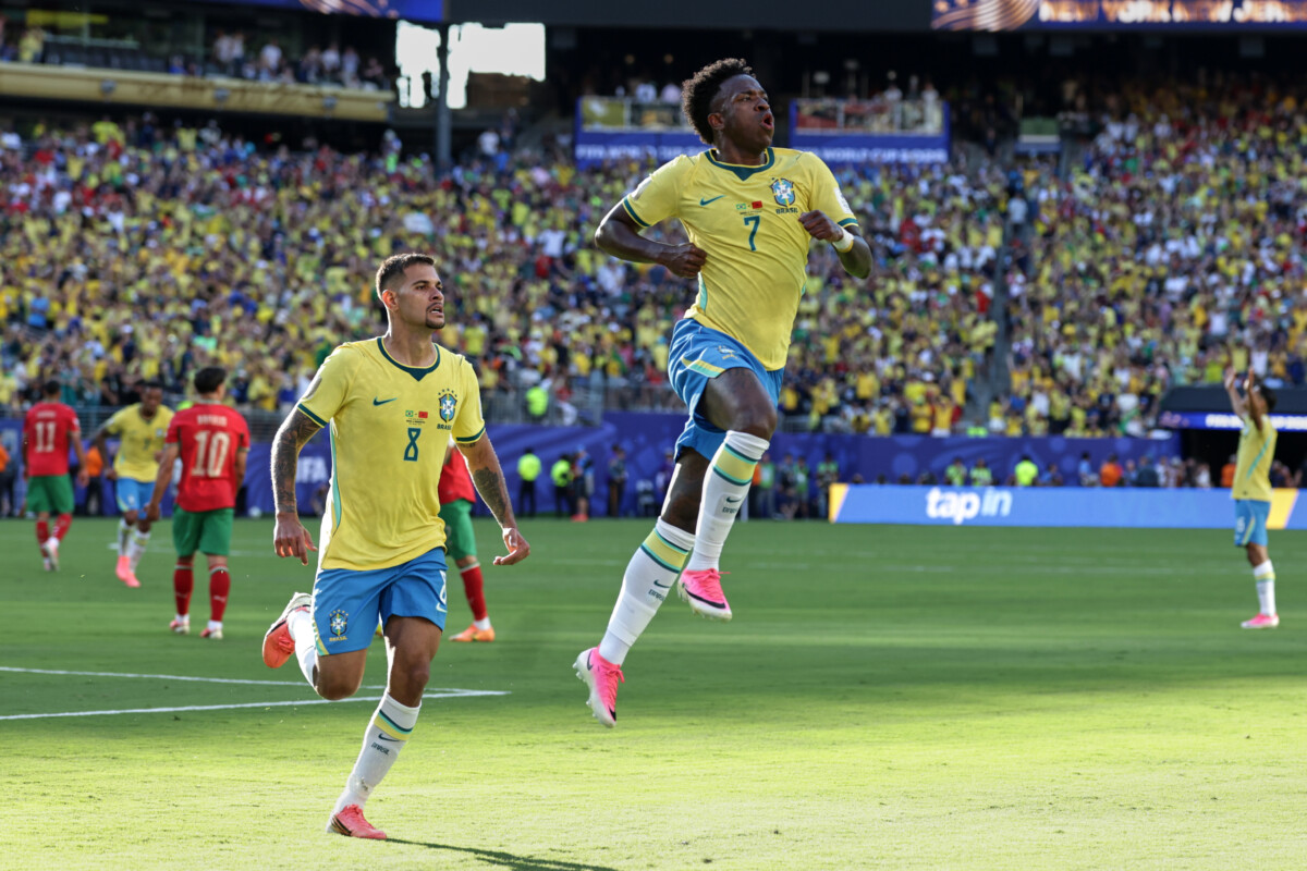 ブラジル代表エースのヴィニシウス・ジュニオール（右）が同点ゴールを叩き込むもそのままドロー（写真・AP/アフロ）