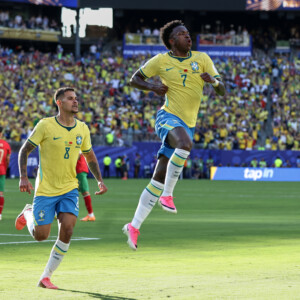 ブラジル代表エースのヴィニシウス・ジュニオール（右）が同点ゴールを叩き込むもそのままドロー（写真・AP/アフロ）
