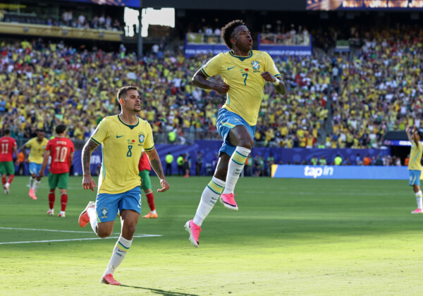 ブラジル代表エースのヴィニシウス・ジュニオール（右）が同点ゴールを叩き込むもそのままドロー（写真・AP/アフロ）
