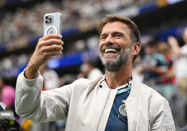 W杯のいろんな会場に出没するクロップ氏は人気だ（写真・ロイター/アフロ）