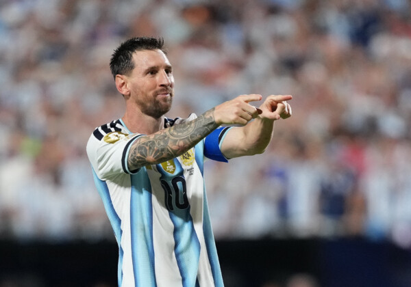 W杯6度目の出場となる38歳のメッシがハットトリックを達成も疑惑の判定で炎上騒ぎに（写真：ロイター/アフロ）
