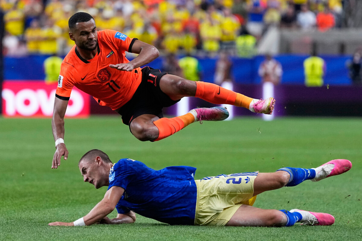 オランダのコーディ・ガクポが圧勝したスウェーデン戦で2ゴールを決める（写真・ＡＰ/アフロ）