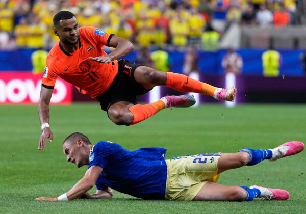 オランダのコーディ・ガクポが圧勝したスウェーデン戦で2ゴールを決める（写真・ＡＰ/アフロ）