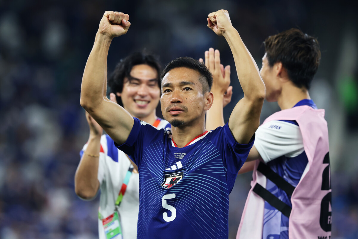 39歳の長友佑都の出場可否を巡ってSNSで賛否飛び交う（写真：新井賢一/アフロ）
