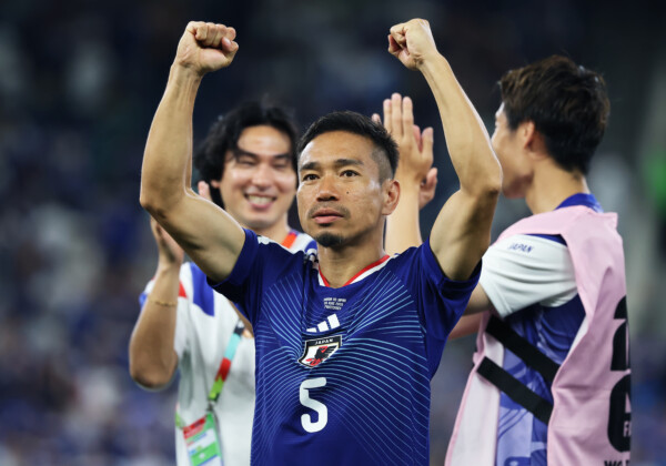 39歳の長友佑都の出場可否を巡ってSNSで賛否飛び交う（写真：新井賢一/アフロ）