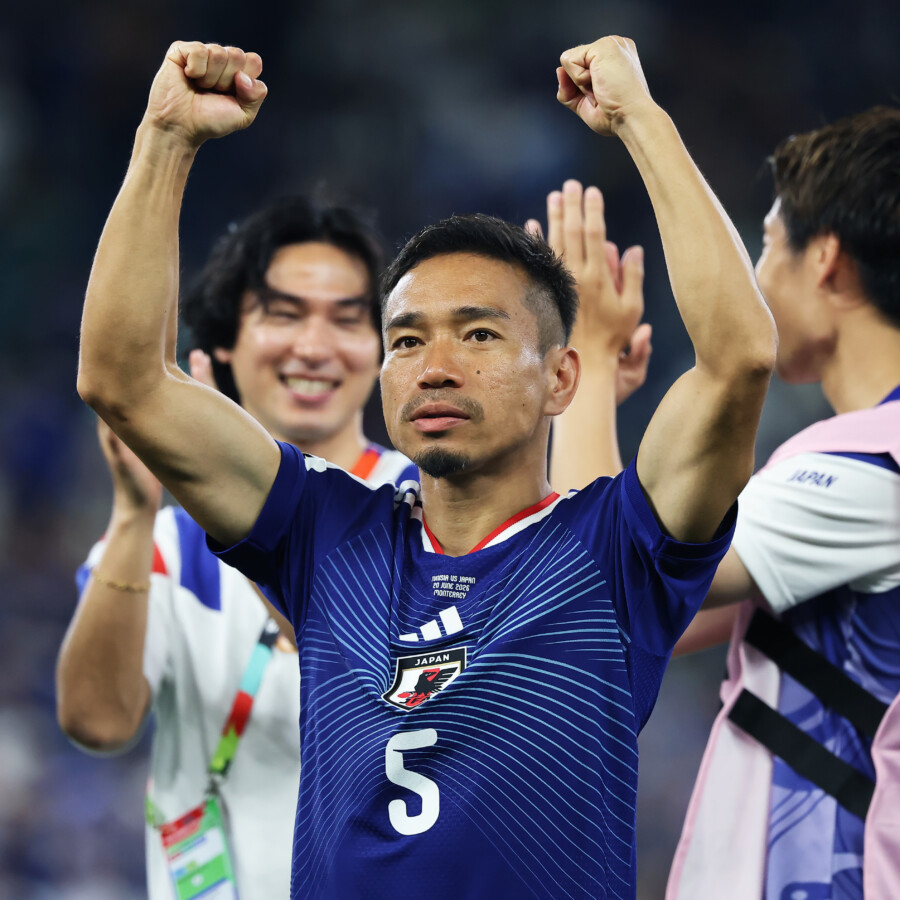 39歳の長友佑都の出場可否を巡ってSNSで賛否飛び交う（写真：新井賢一/アフロ）