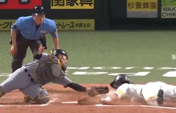 ソフトバンク野村勇の神の左手が対阪神戦の決勝点をもぎとった（DAZNベースボールＸより）