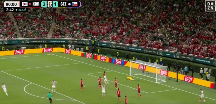 韓国のＧＫキム・スンギュ（FC東京）が神セーブを連発してチェコに逆転勝利（ＤＡＺＮＪａｐａｎ公式Ｘより）