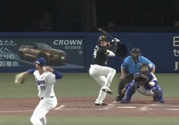 中日のマラーが不用意に投じた初球のスライダーをソフトバンクの栗原に痛打された（DAZNベースボール公式Ｘより）