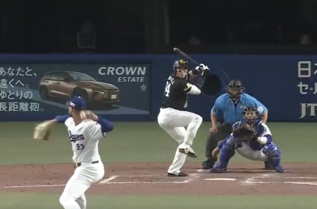 中日のマラーが不用意に投じた初球のスライダーをソフトバンクの栗原に痛打された（DAZNベースボール公式Ｘより）