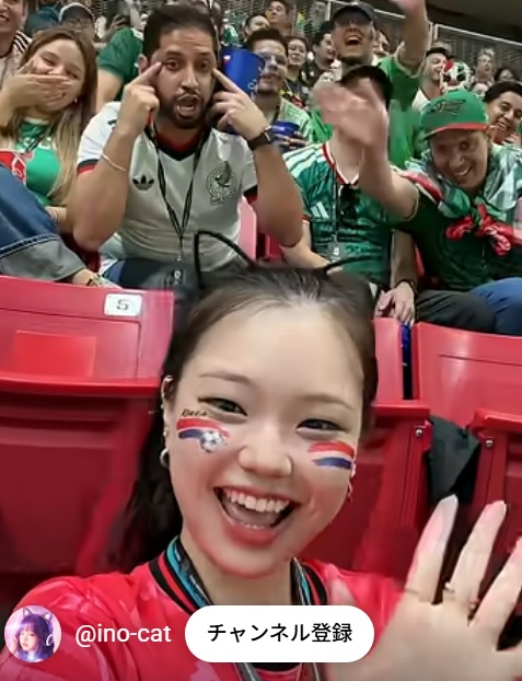 韓国の人気美人ユーチューバの後ろで人種差別的な「つり目ポーズ」をとるメキシコ人男性。この映像が拡散され炎上騒ぎに（Incocat_tのYoutubeより）