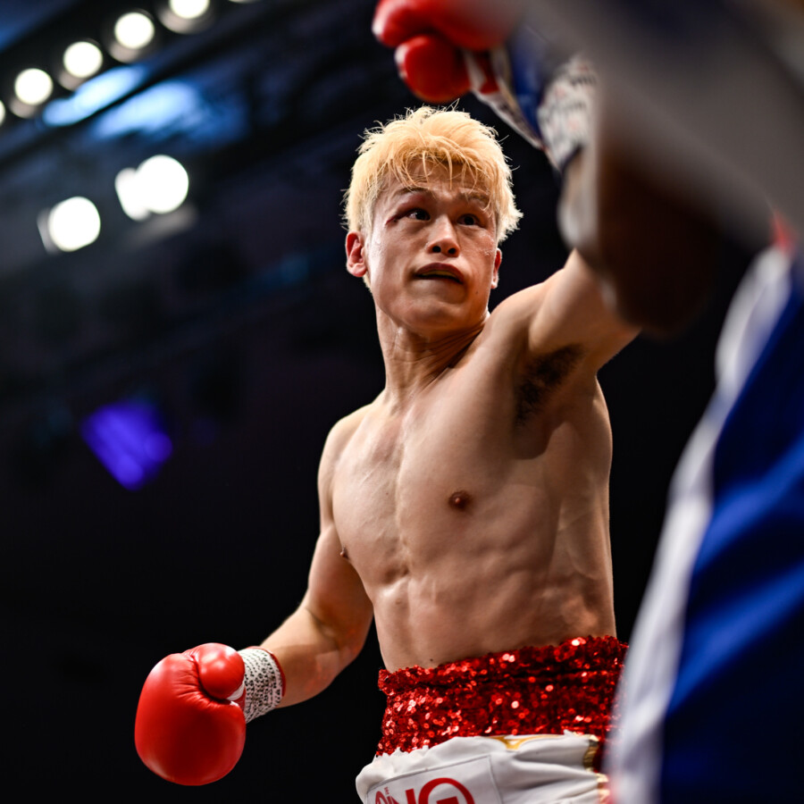 堤駿斗がWBA世界スーパーフェザー級挑戦者決定戦を2回TKOで制す(写真・山口裕朗)
