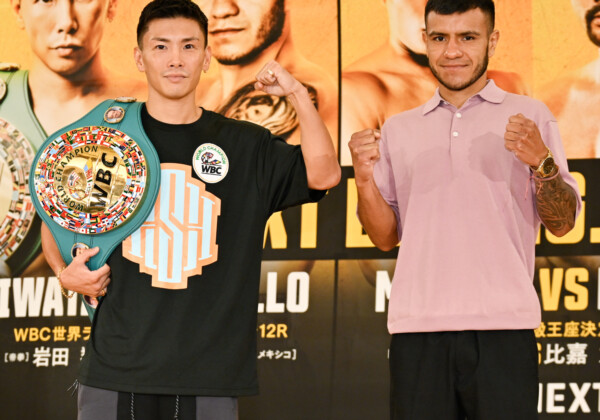 WBC世界ライトフライ級王者の岩田翔吉と挑戦者のエリック・バディージョ（写真・山口裕朗）