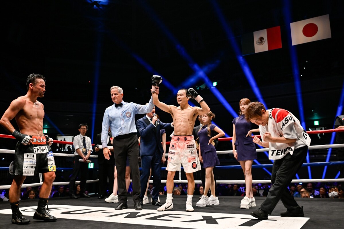 増田が２－１判定で比嘉を下す（写真・山口裕朗）