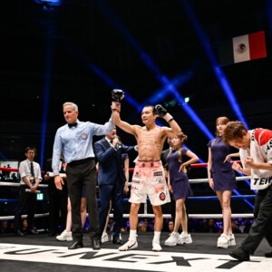 増田が２－１判定で比嘉を下す（写真・山口裕朗）