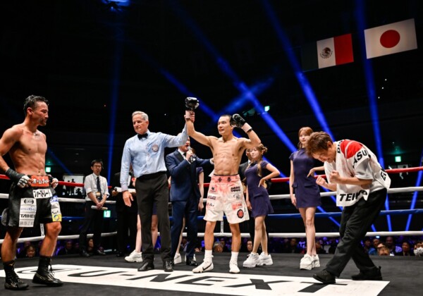 増田が２－１判定で比嘉を下す（写真・山口裕朗）