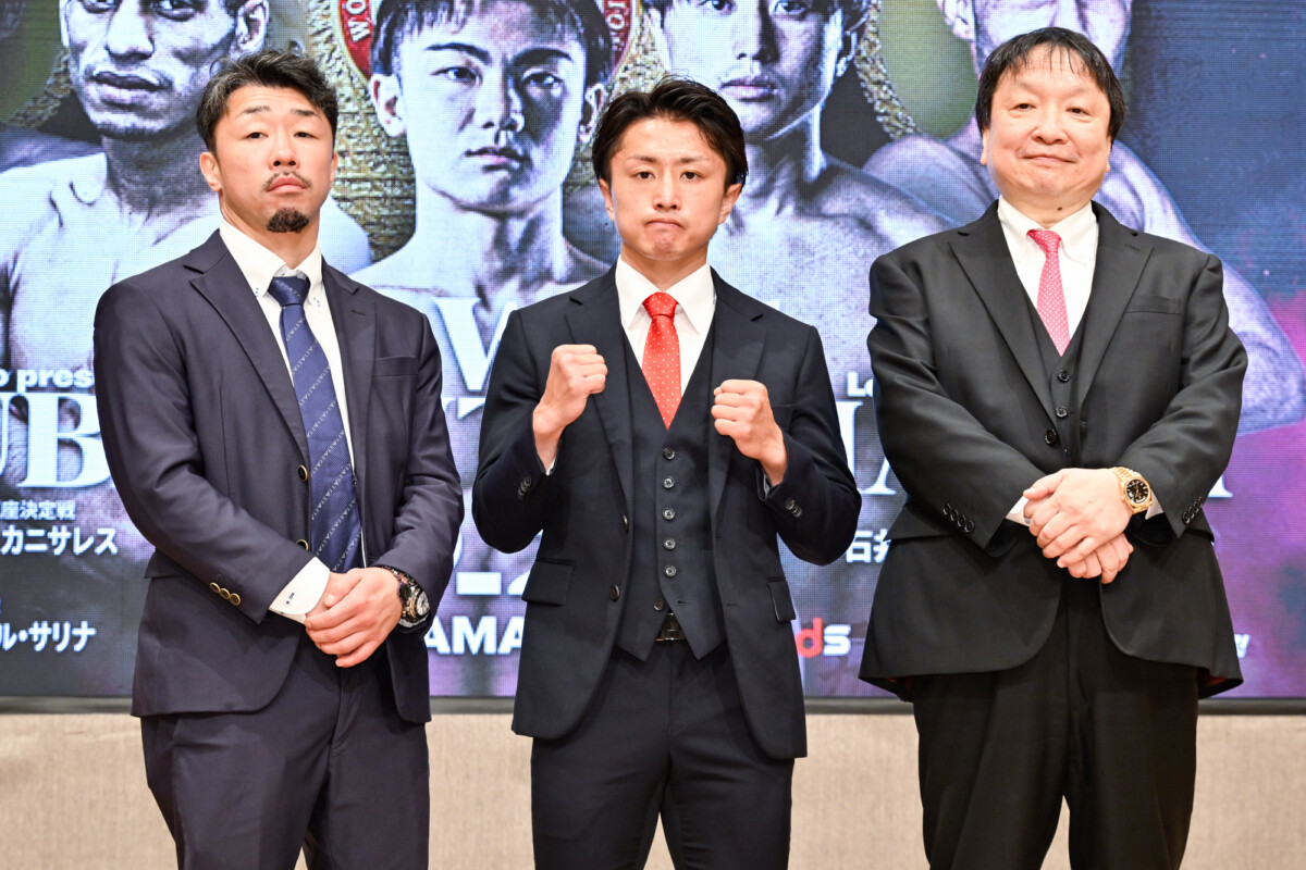 左から八重樫トレーナー、石井、大橋会長（写真・山口裕朗）