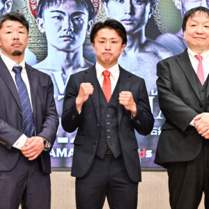 左から八重樫トレーナー、石井、大橋会長（写真・山口裕朗）