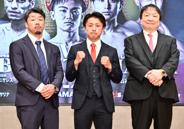 左から八重樫トレーナー、石井、大橋会長（写真・山口裕朗）