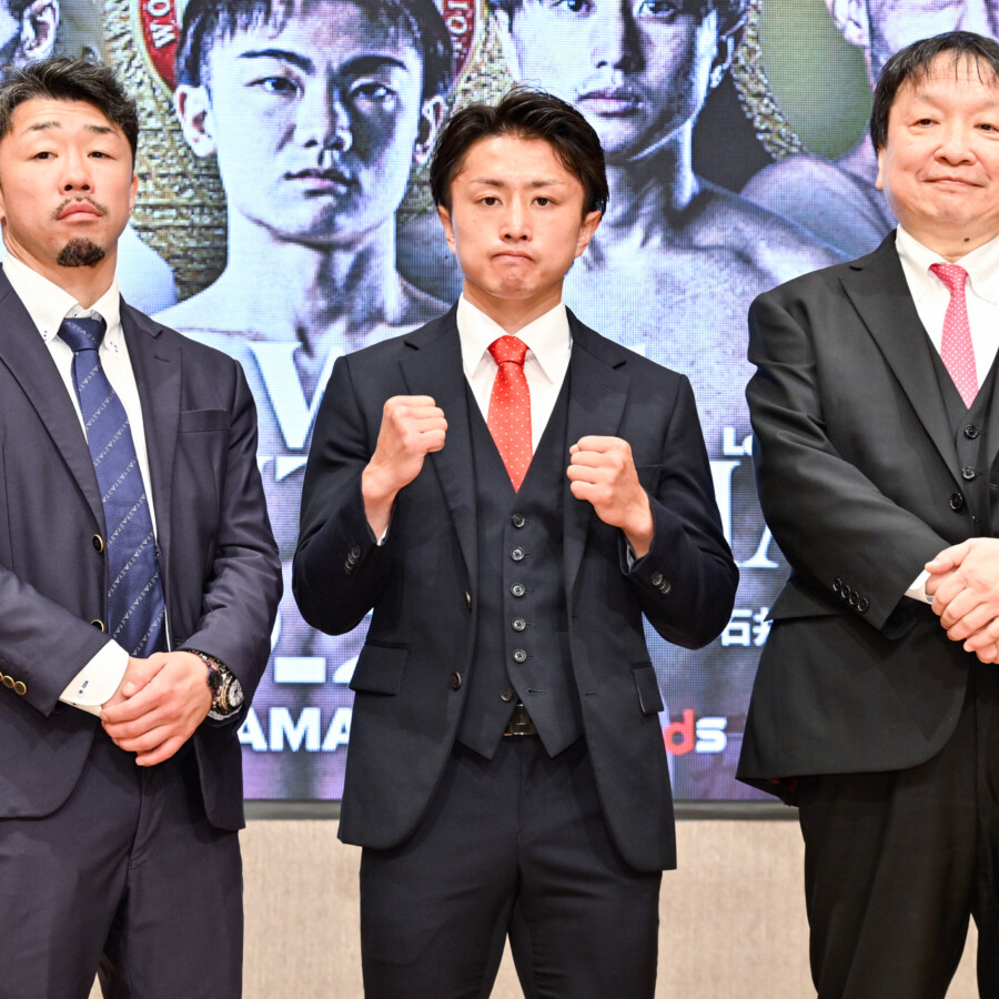 左から八重樫トレーナー、石井、大橋会長（写真・山口裕朗）