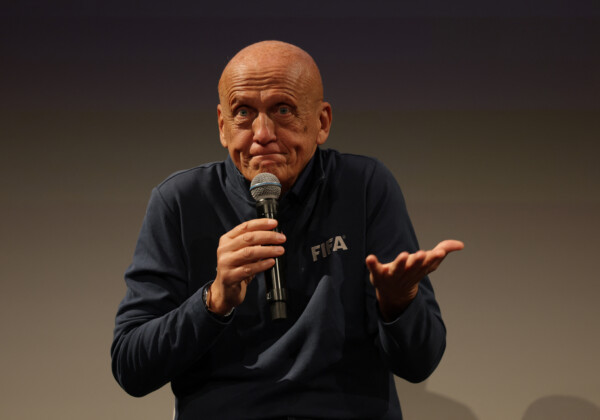 スキンヘッドがトレードマークだったFIFA審判委員長コッリーナ氏がエジプトが激怒したアルゼンチン戦の疑惑の判定について釈明（写真・ロイター/アフロ）