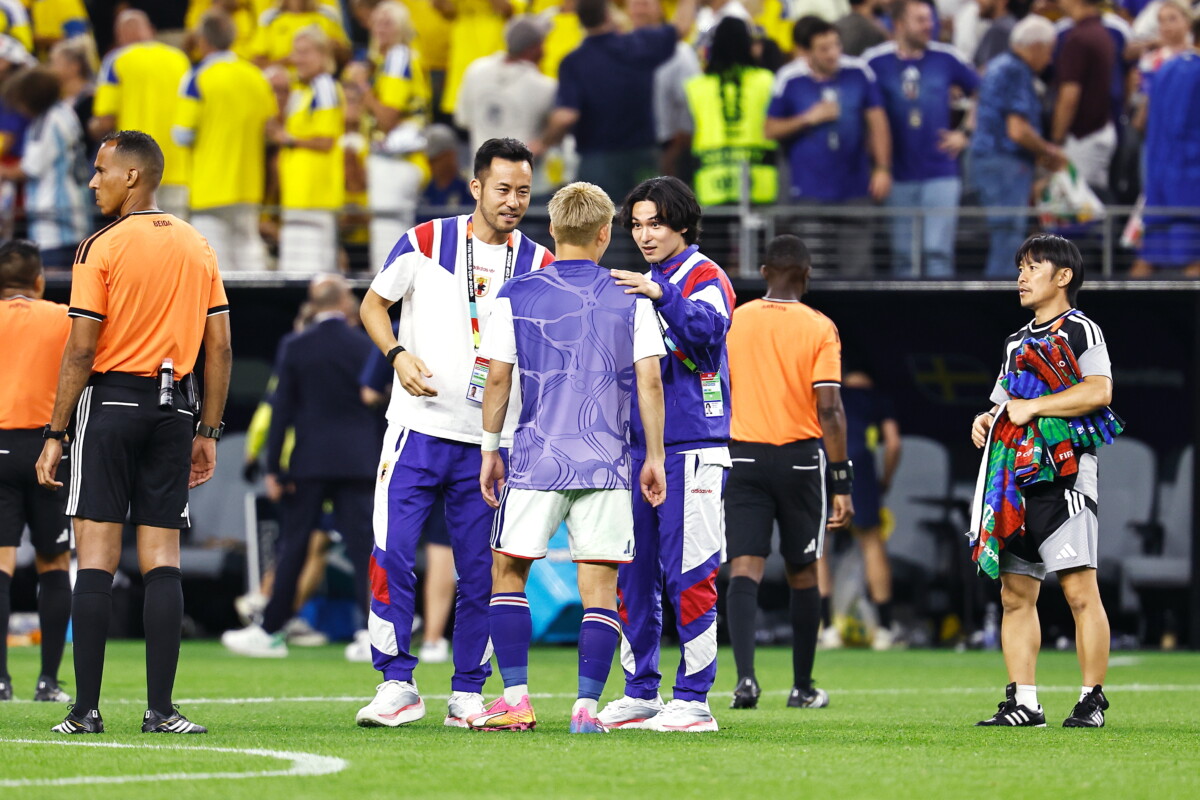 メンバーから外れた吉田麻也と南野拓実はチームに帯同して献身的にサポートした（写真：ムツ・カワモリ/アフロ）