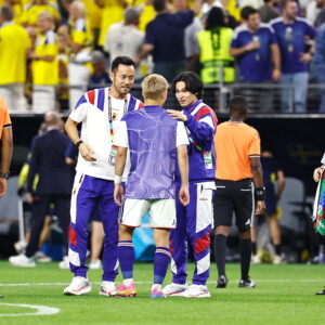 メンバーから外れた吉田麻也と南野拓実はチームに帯同して献身的にサポートした（写真：ムツ・カワモリ/アフロ）