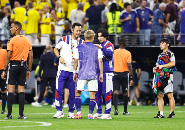 メンバーから外れた吉田麻也と南野拓実はチームに帯同して献身的にサポートした（写真：ムツ・カワモリ/アフロ）