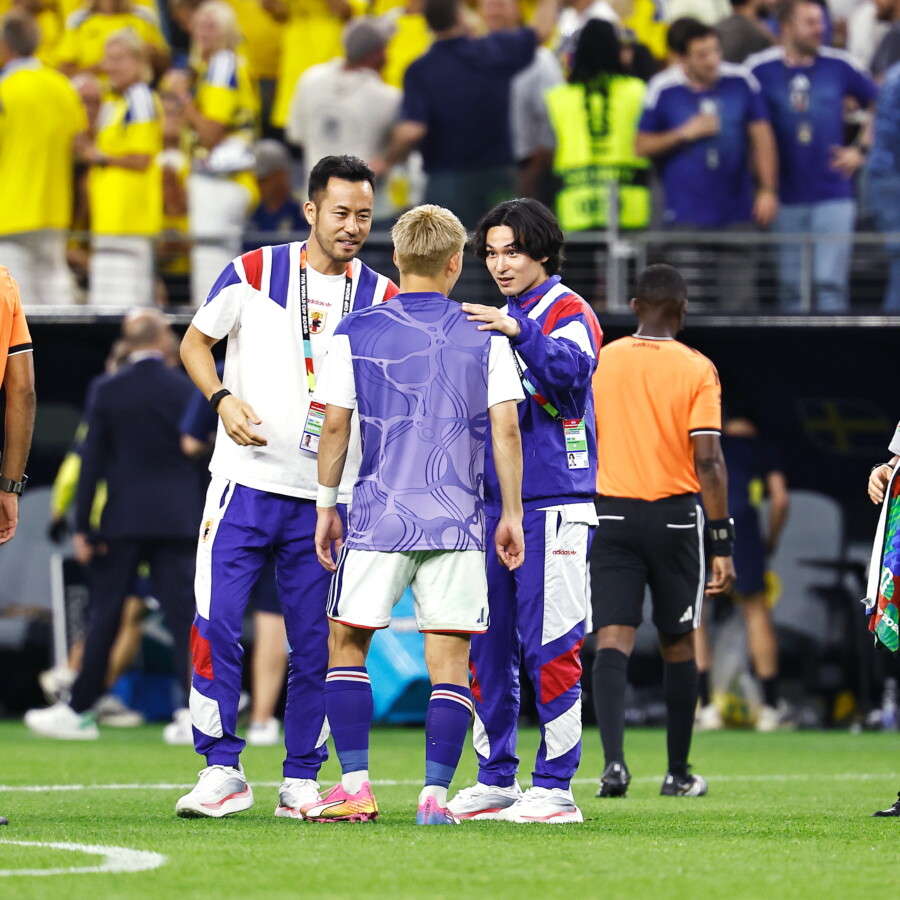 メンバーから外れた吉田麻也と南野拓実はチームに帯同して献身的にサポートした（写真：ムツ・カワモリ/アフロ）