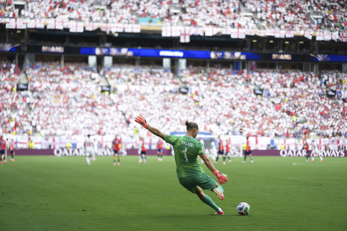ノルウエーのGKニーランのフィードが空中に張られたカメラ用のワイヤーに当たった？（写真：新華社/アフロ）
