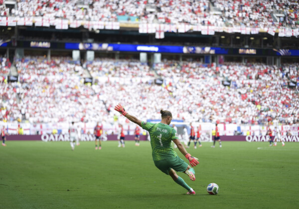 ノルウエーのGKニーランのフィードが空中に張られたカメラ用のワイヤーに当たった？（写真：新華社/アフロ）